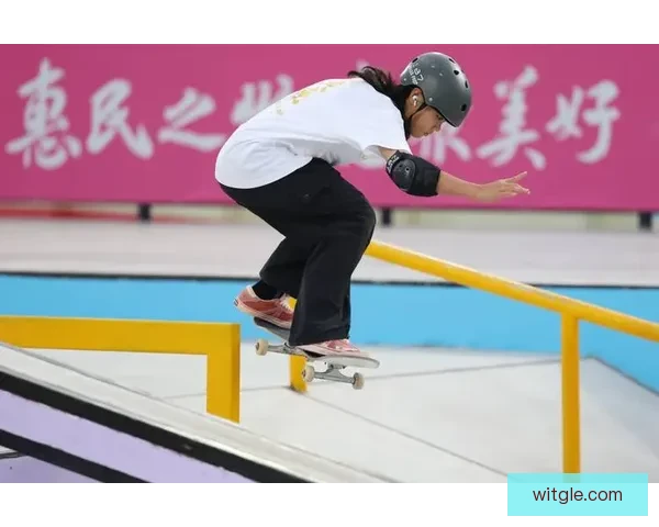 女子滑板街式赛 日本选手包揽金银牌